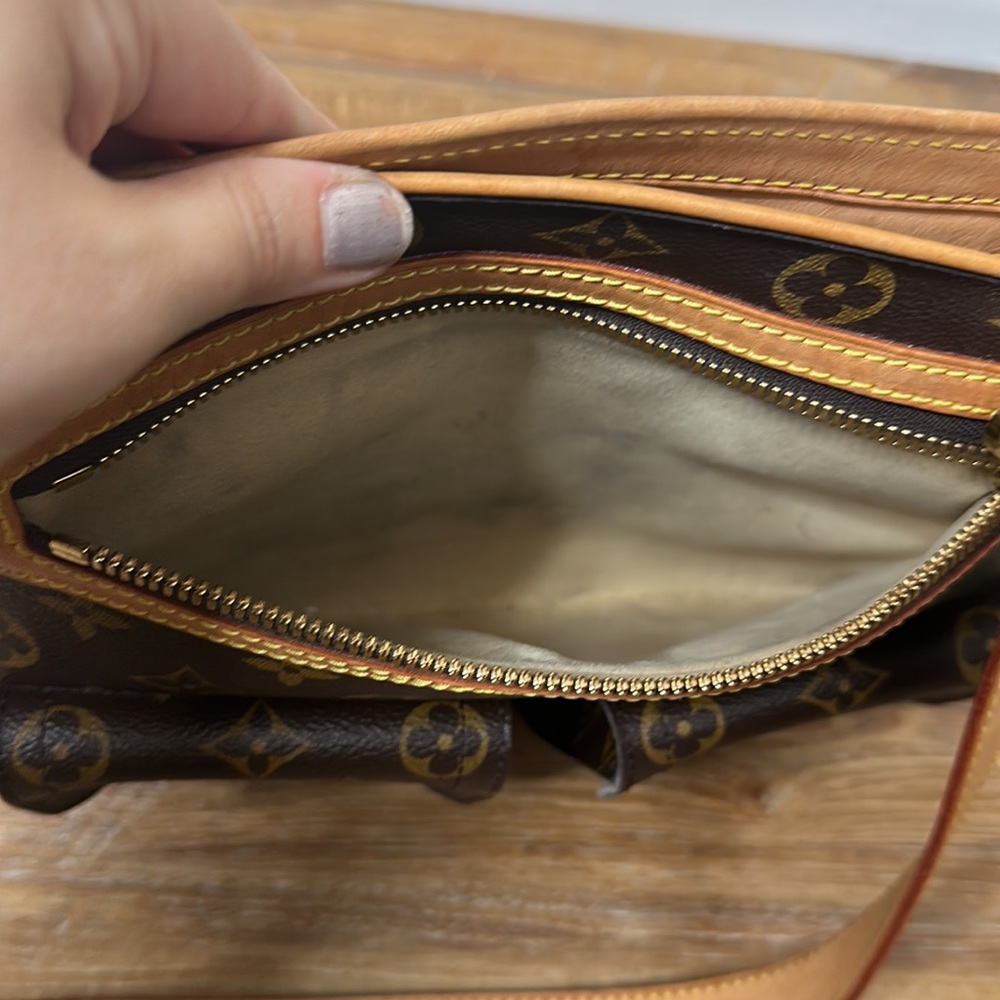 Louis Vuitton Monogram Hudson GM Bag‎ - Picture 11 of 15